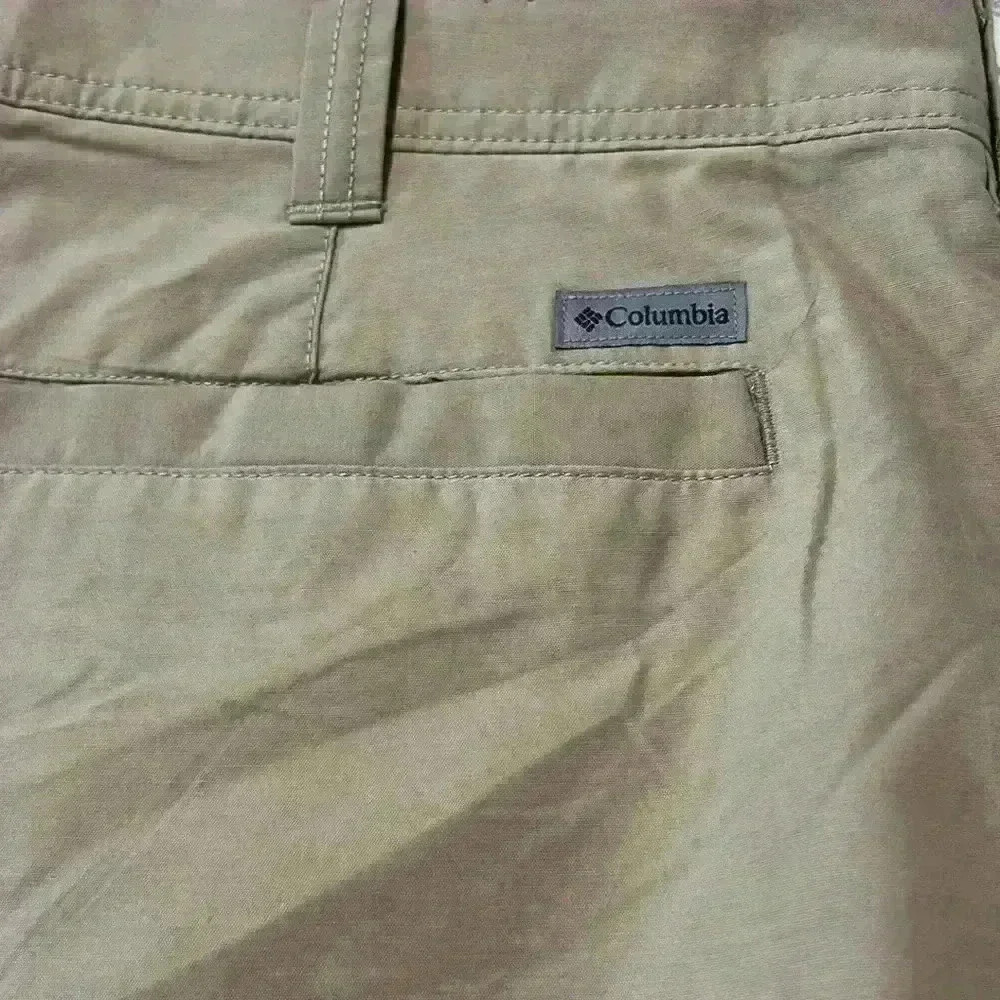 Columbia Flat Front Khaki Men’s Shorts. Size 42 - Picture 7 of 9